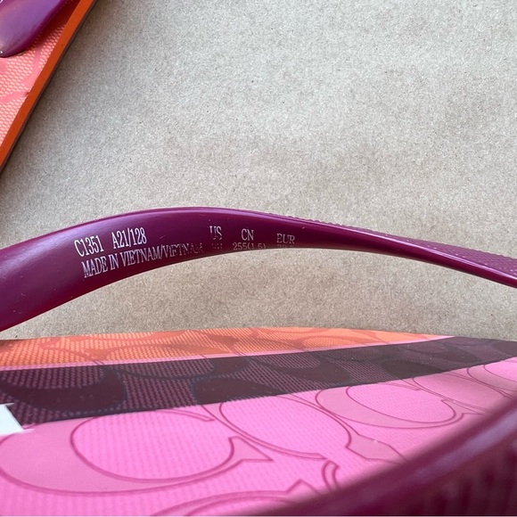 COACH Size 9/10 Women's Pink Striped SIG C ZAK Rubber Sandal Flip Flop - Picture 8 of 9